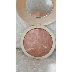 A baked illuminating face and body bronzer